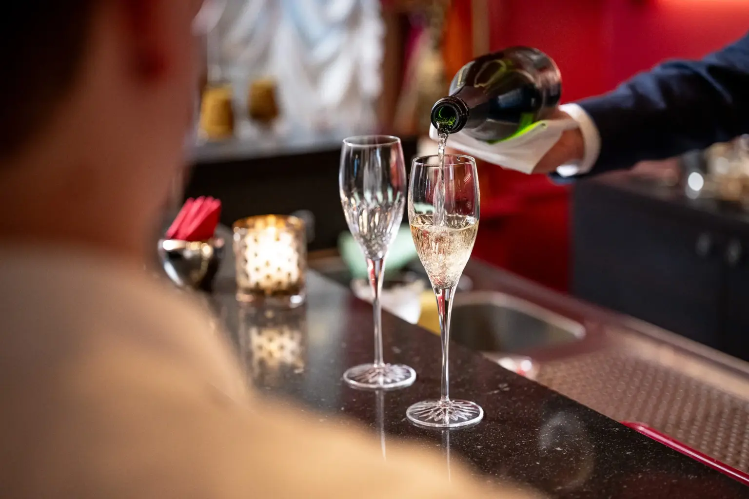 2 glazen champagne dat worden uitgeschonken