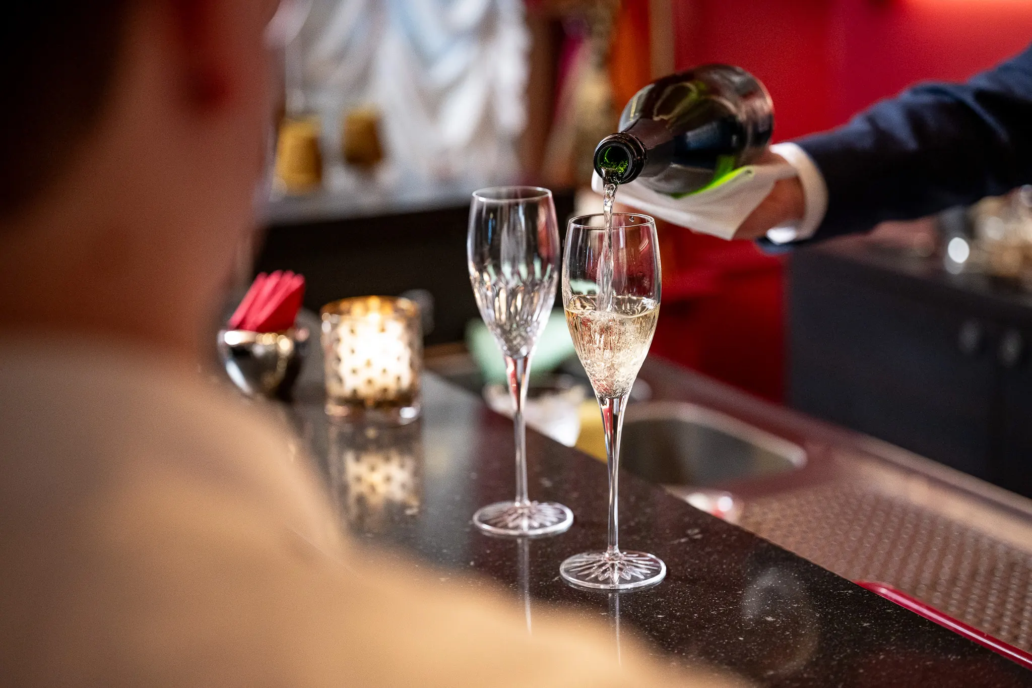 2 glazen champagne dat worden uitgeschonken