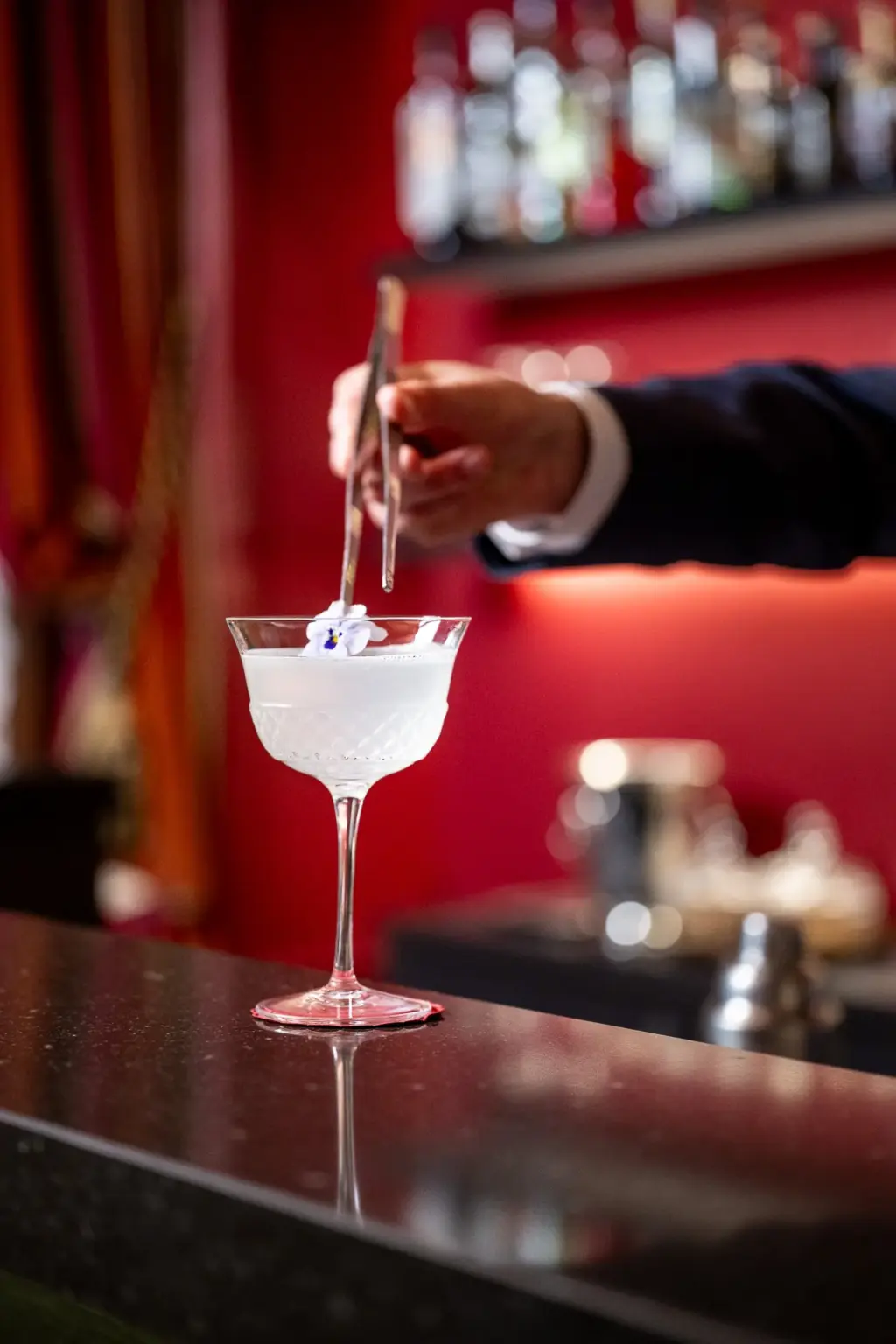 A delicious cocktail in the bar of Hotel de Castillion.