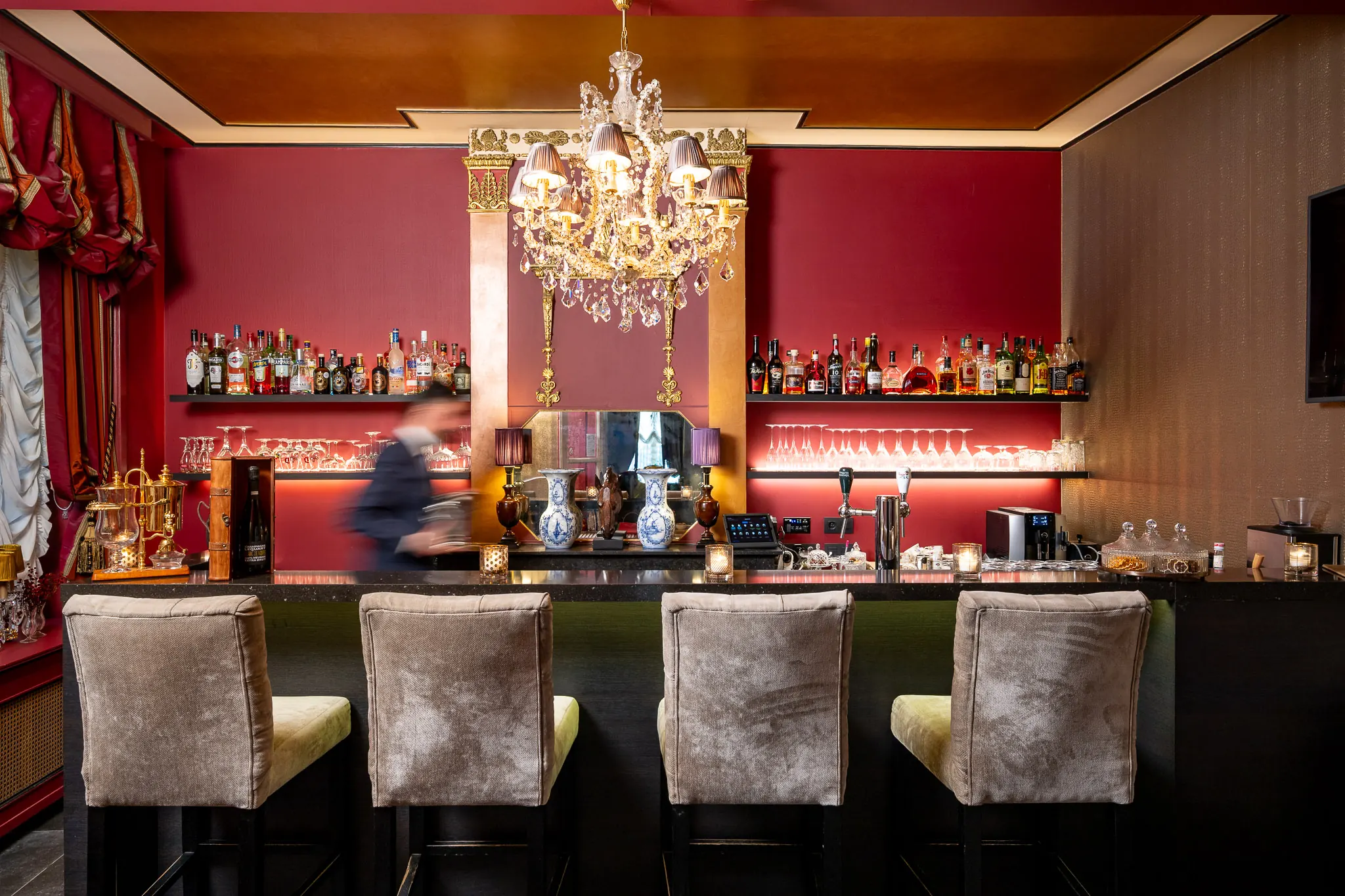 the stylish bar of hotel de castillion