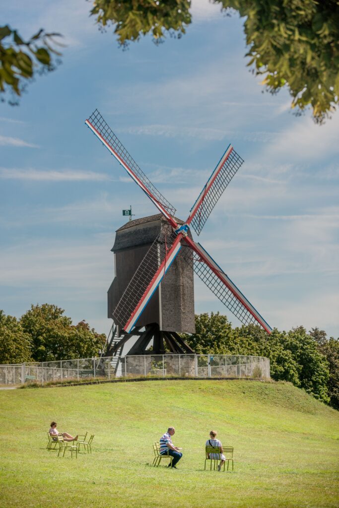 Maak een korte wandeling naar de Kruisvest, waar historische windmolens langs de gracht staan.