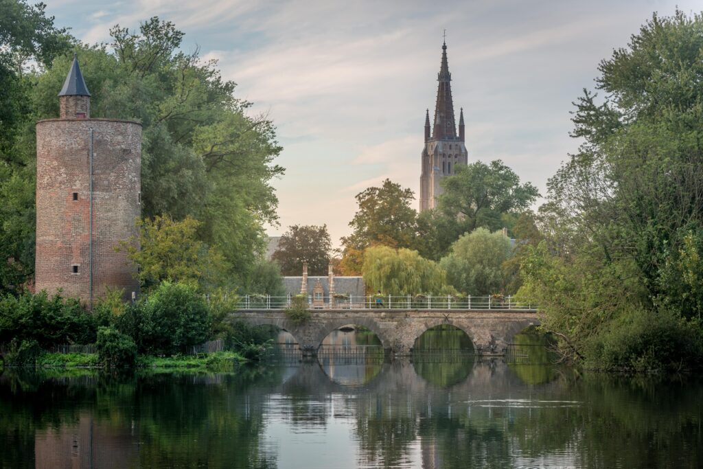 Prachtig overzicht van het Begijnhof bij zonsondergang.