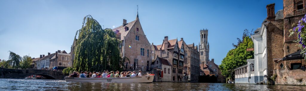Geniet van een zonnige boottocht terwijl je het rijke en historische stadscentrum van Brugge bezoekt.