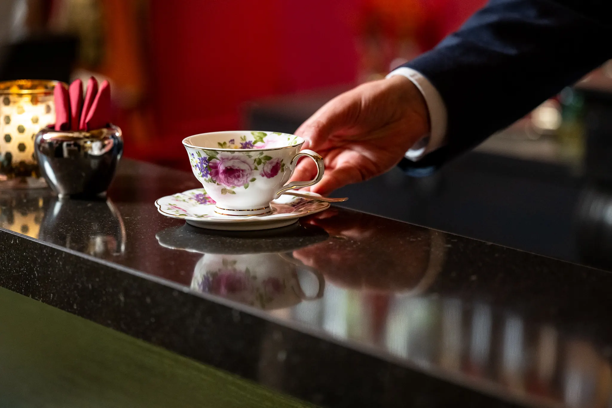 Een kop thee op de afternoon tea van Hotel de Castillion