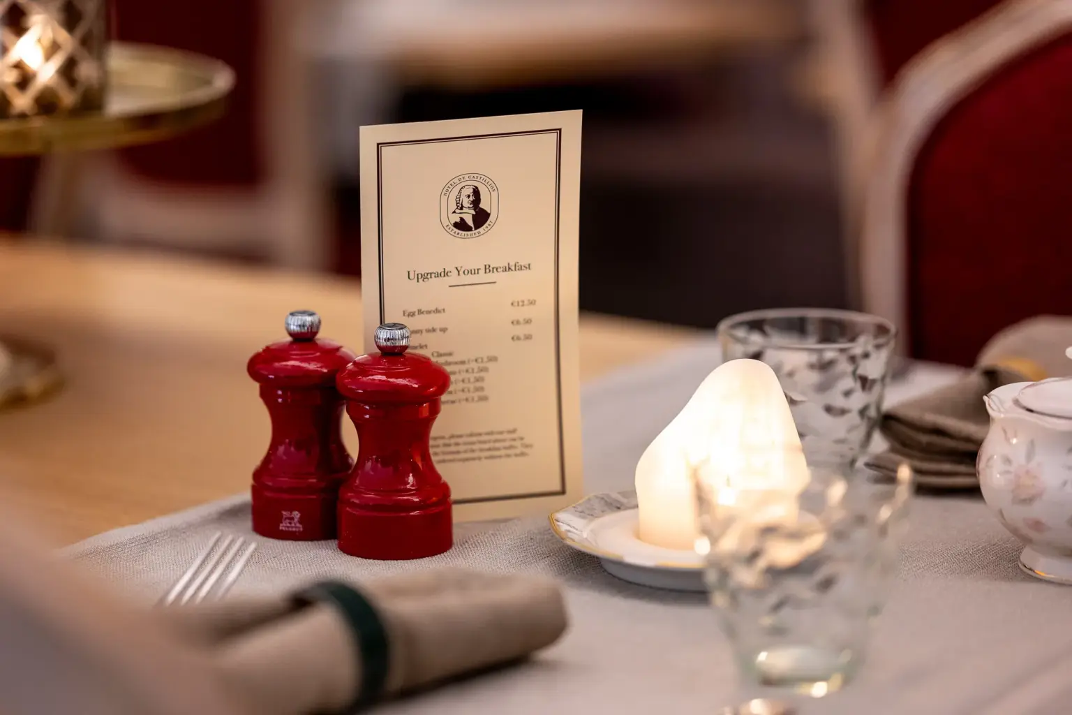 een gedekte tafel bij het ontbijtbuffet van Hotel de Castillion