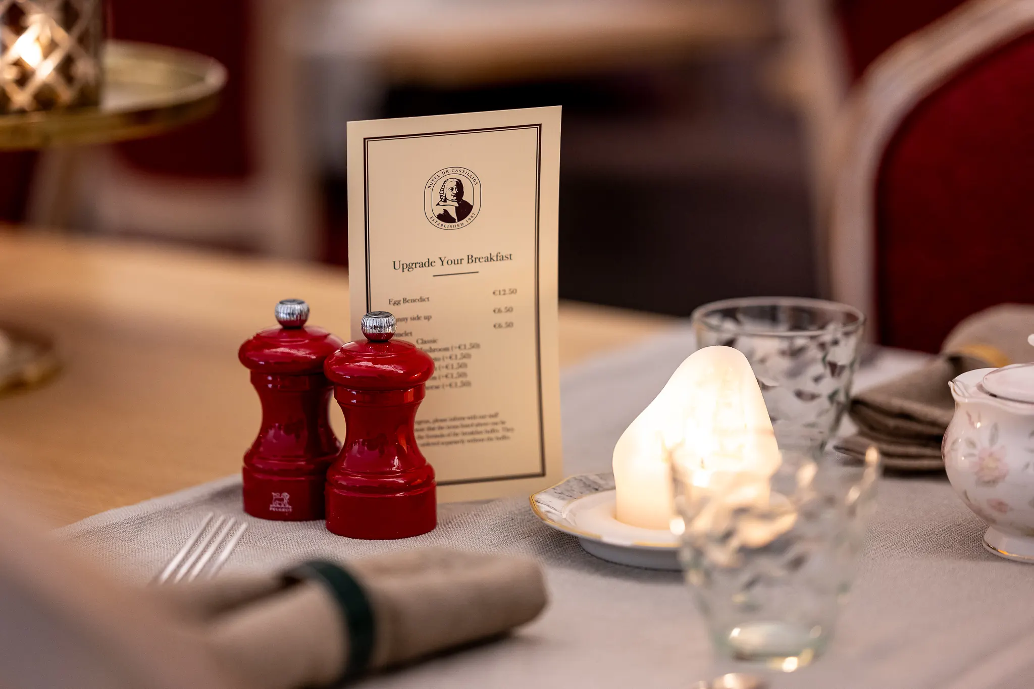 een gedekte tafel bij het ontbijtbuffet van Hotel de Castillion