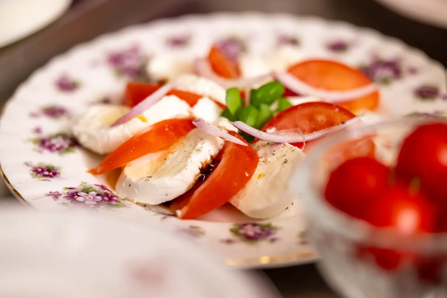 Een bord met tomaat mozzarella op het ontbijtbuffet van Hotel de Castillion
