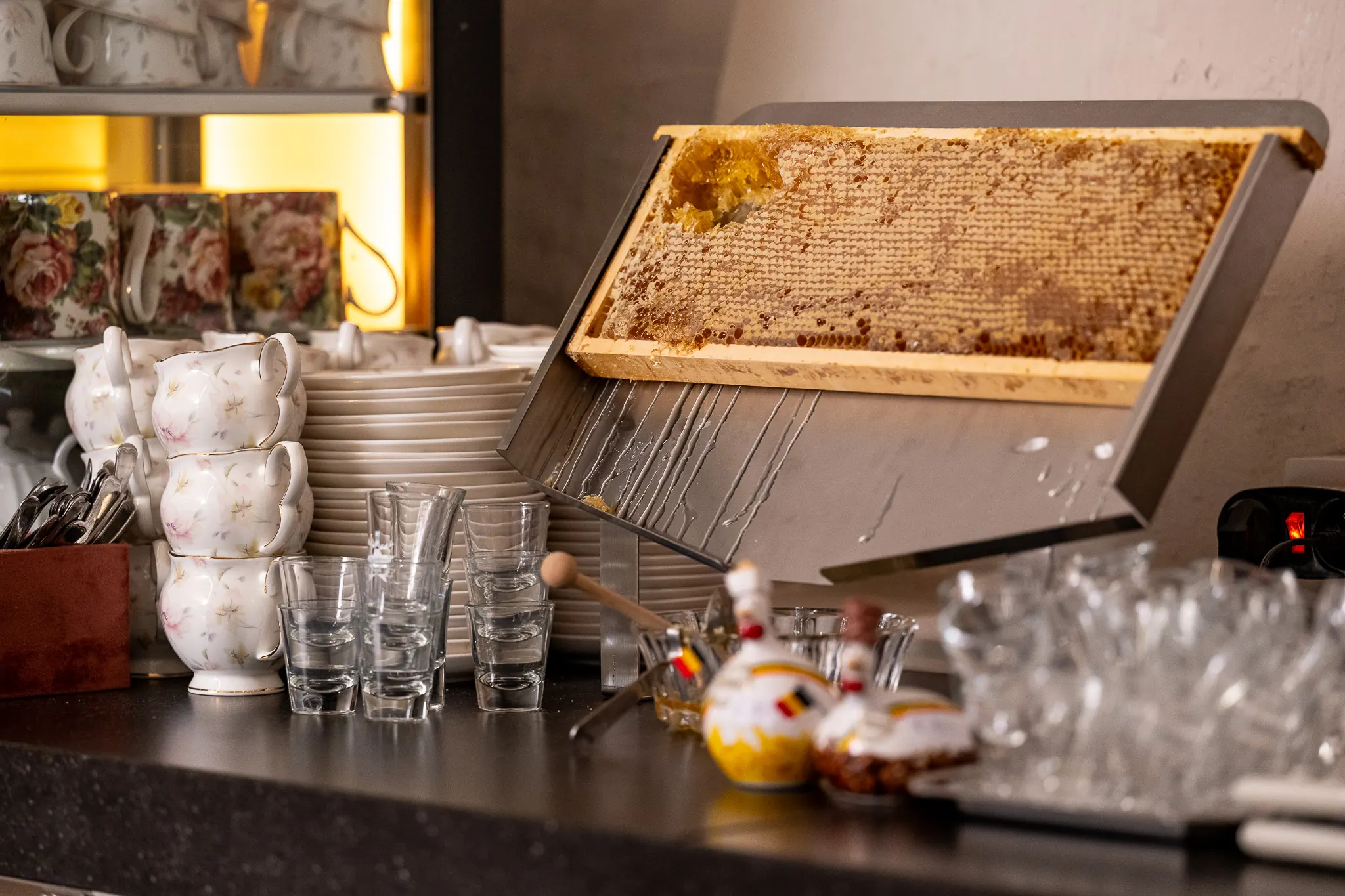 Honinggraat om verse honing te nemen op het ontbijtbuffet van Hotel de Castillion