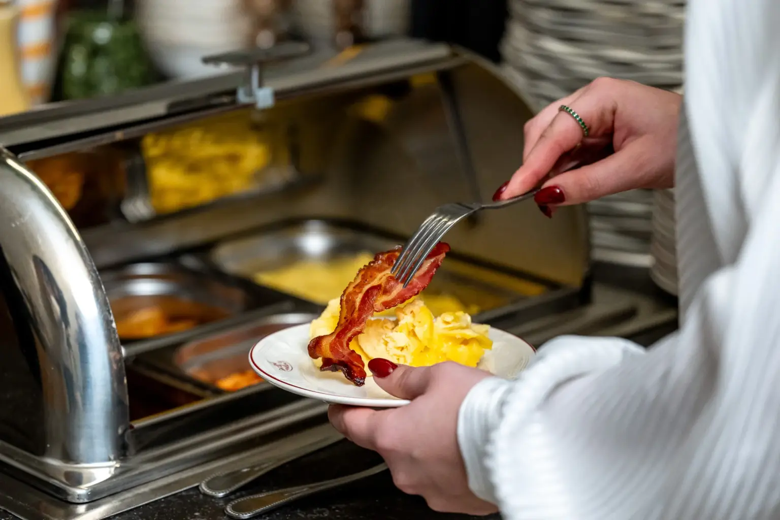 Spek en eieren op het ontbijtbuffet van Hotel de Castillion