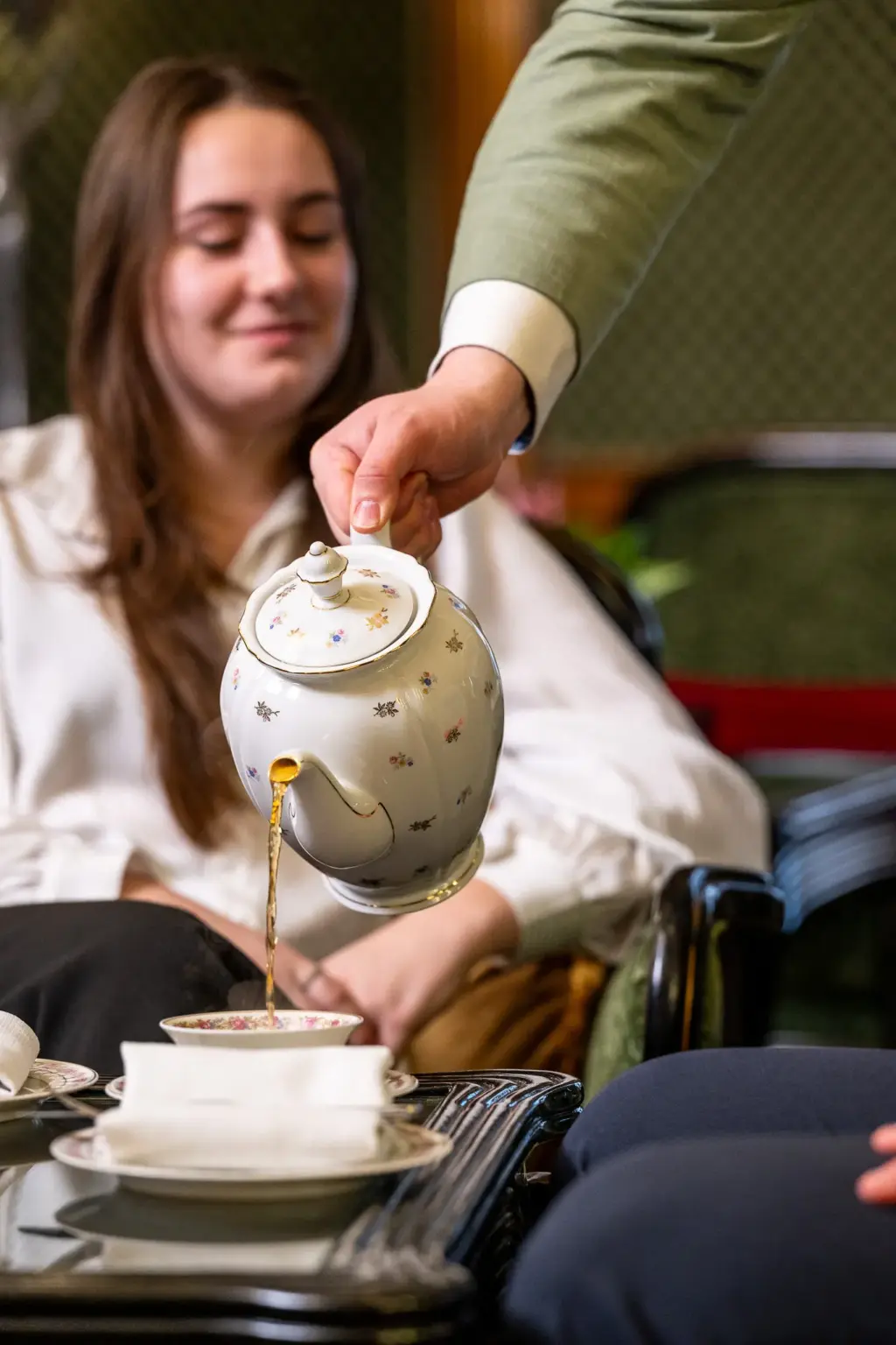 Thee serveren aan gasten in Hotel de Castillion