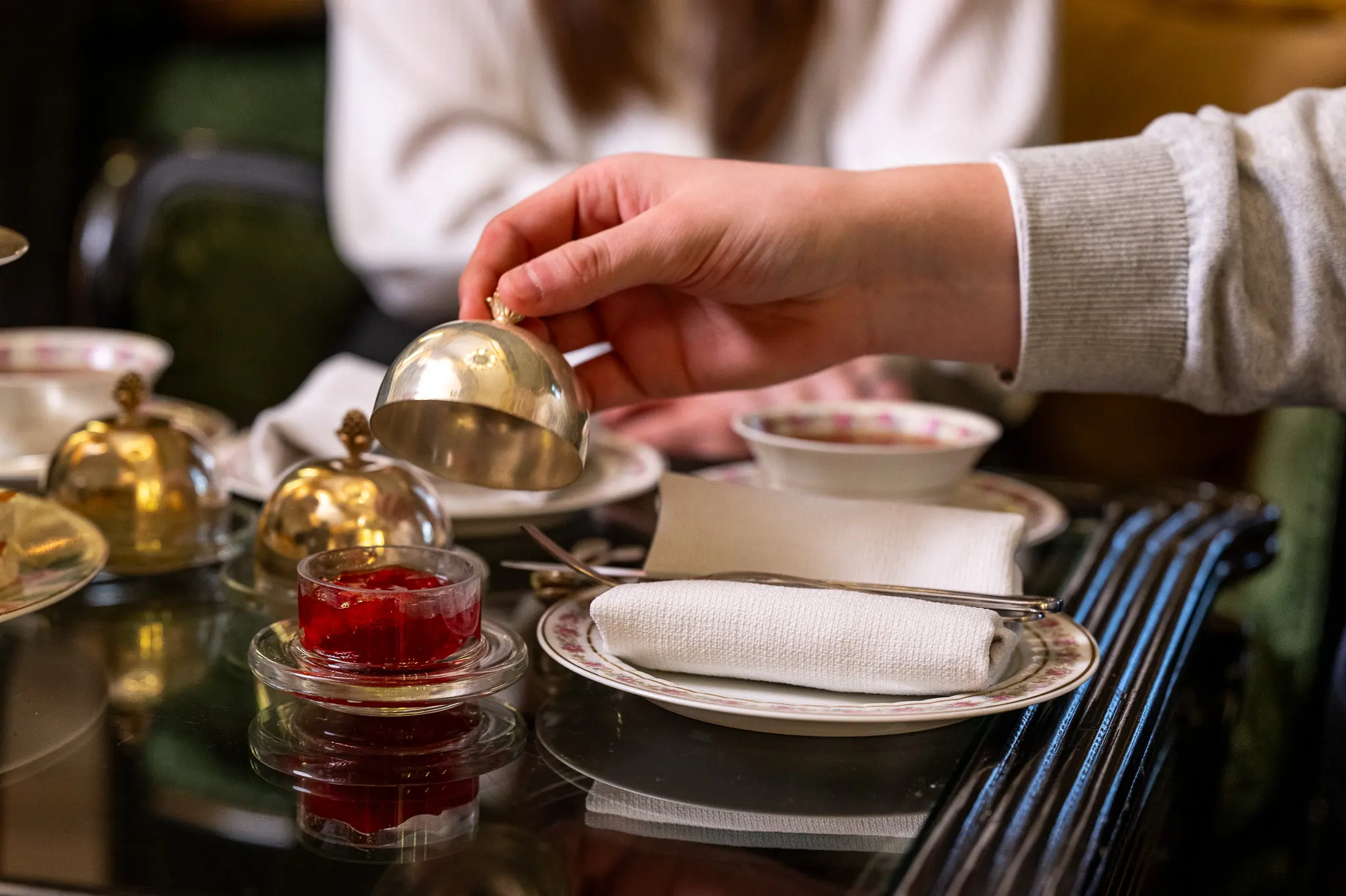 Gasten die genieten van de afternoon tea van Hotel de Castillion