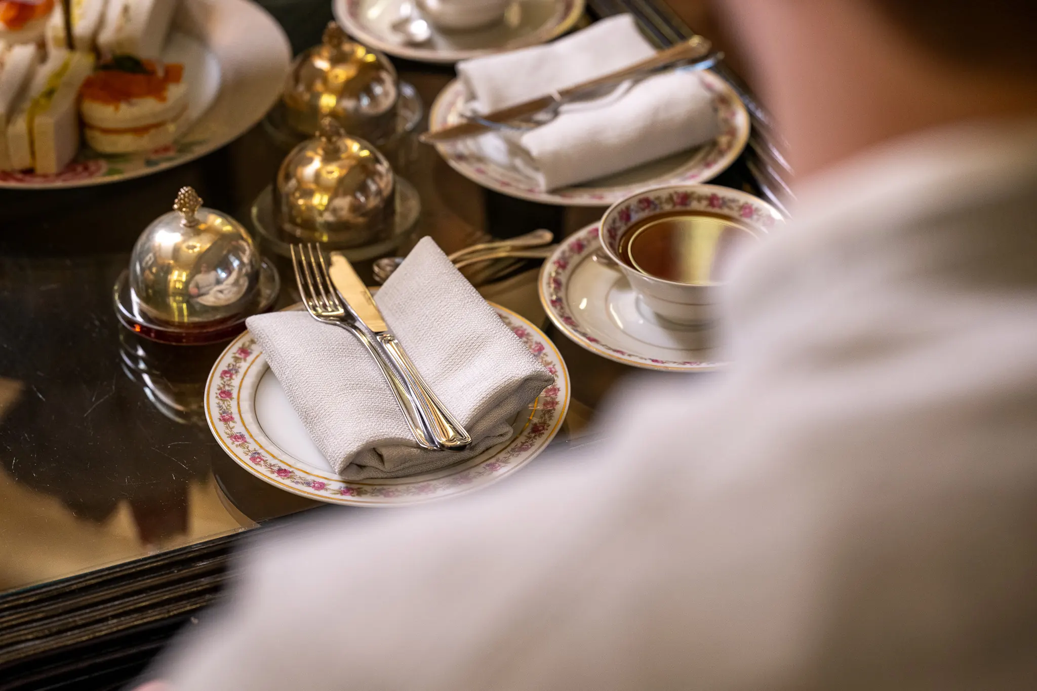 Een gedekte tafel op de afternoon tea van Hotel de Castillion