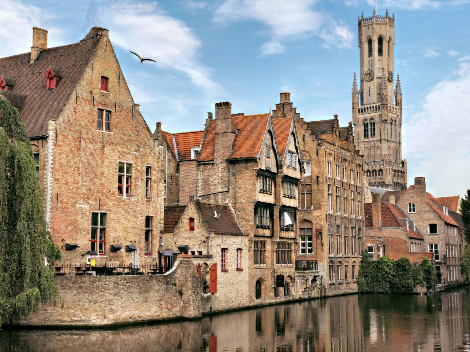 Zicht op Brugge met historische gebouwen langs het kanaal