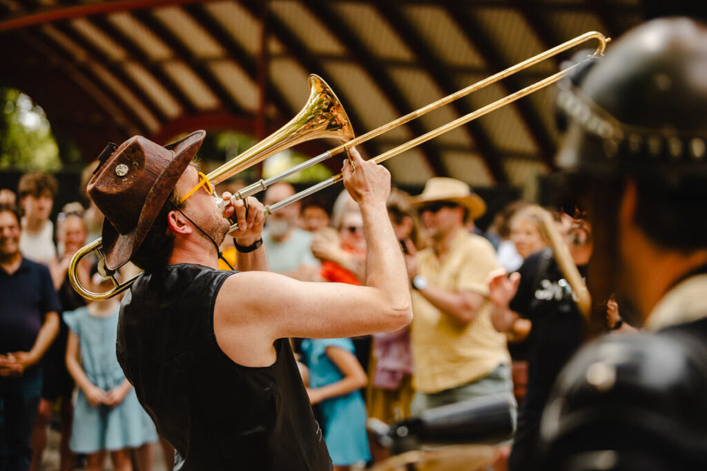 Mensen die muziek maken en plezier beleven op het Bloom open air festival in Brugge.