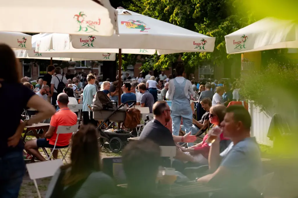 Genieten van een zomers drankje in de diverse summer bars van de stad Brugge