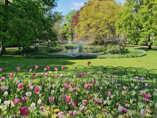 Astridpark in Brugge in volle bloei tijdens de lente